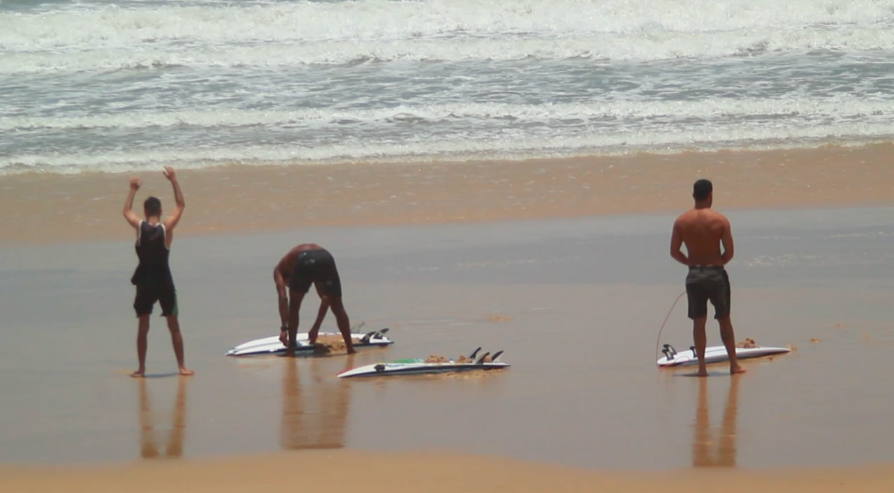 Era tanto vento que colocamos areia nas pranchas para não voar